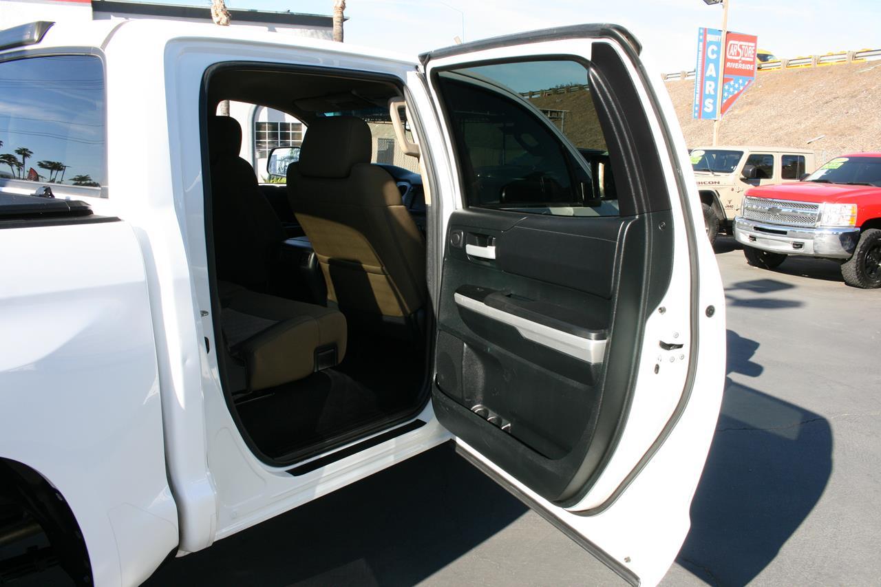 Toyota Tundra 2WD SR5 CrewMax 5.5' Bed 5.7L FFV (Natl) 2017