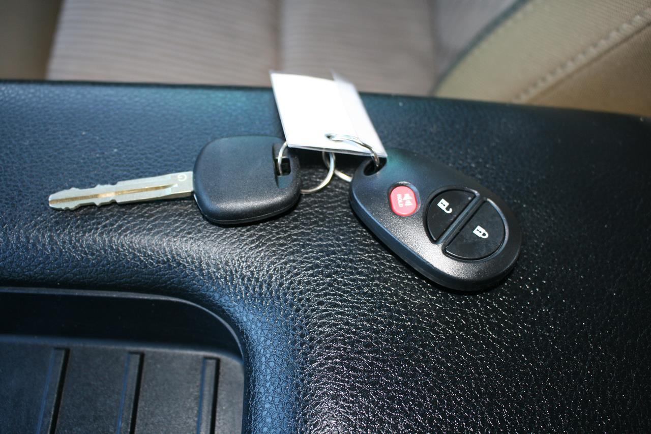 Toyota Tundra 2WD SR5 CrewMax 5.5' Bed 5.7L FFV (Natl) 2017