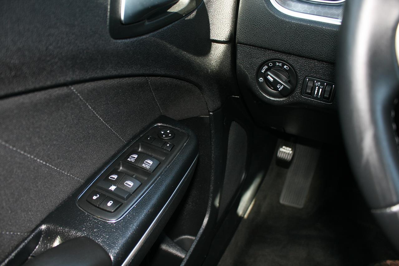 Dodge Charger 4dr Sdn SXT RWD 2015