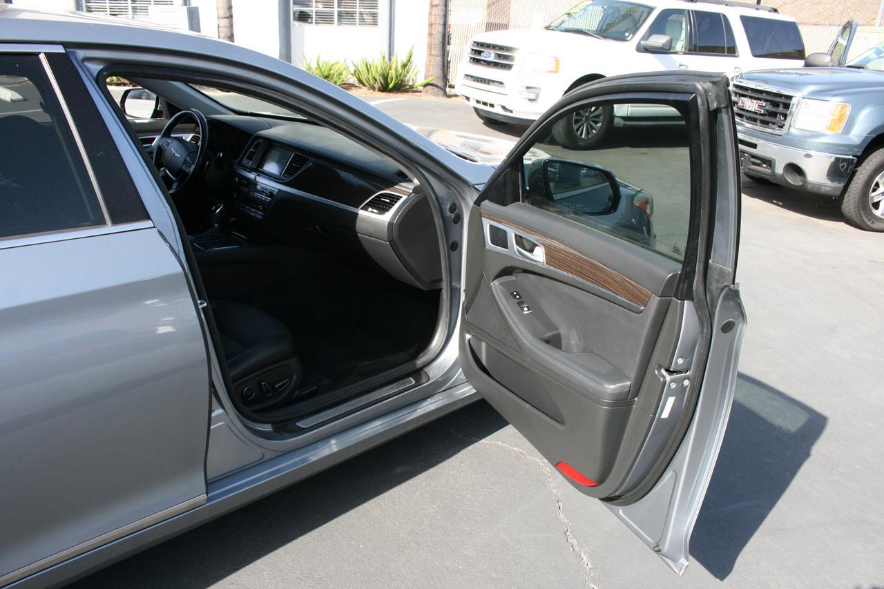 Hyundai Genesis 4dr Sdn V6 3.8L RWD 2016