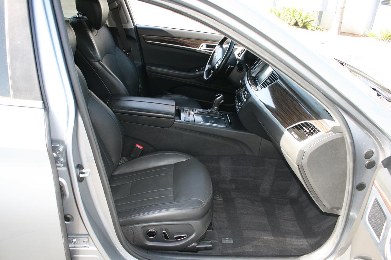 Hyundai Genesis 4dr Sdn V6 3.8L RWD 2016