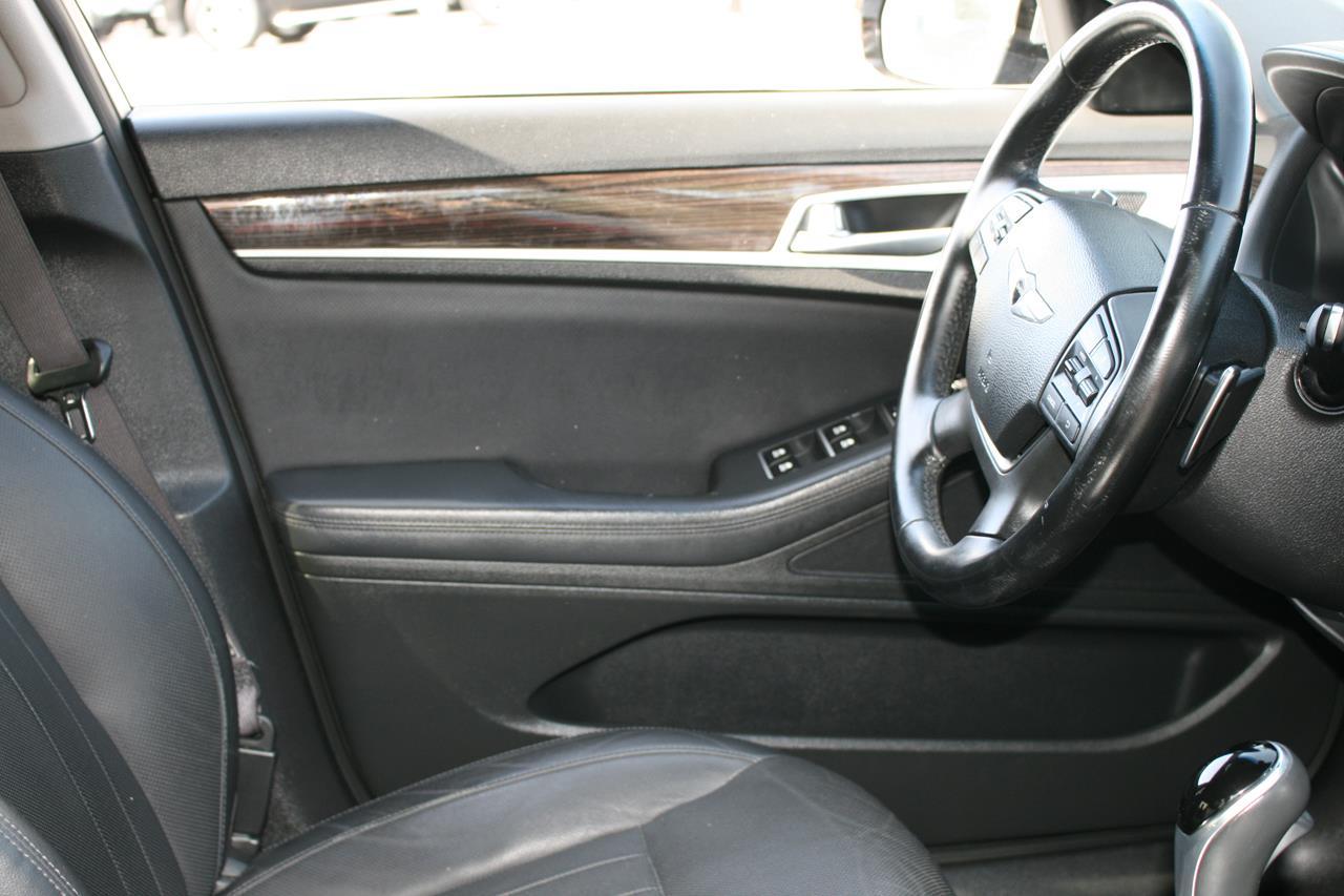 Hyundai Genesis 4dr Sdn V6 3.8L RWD 2016