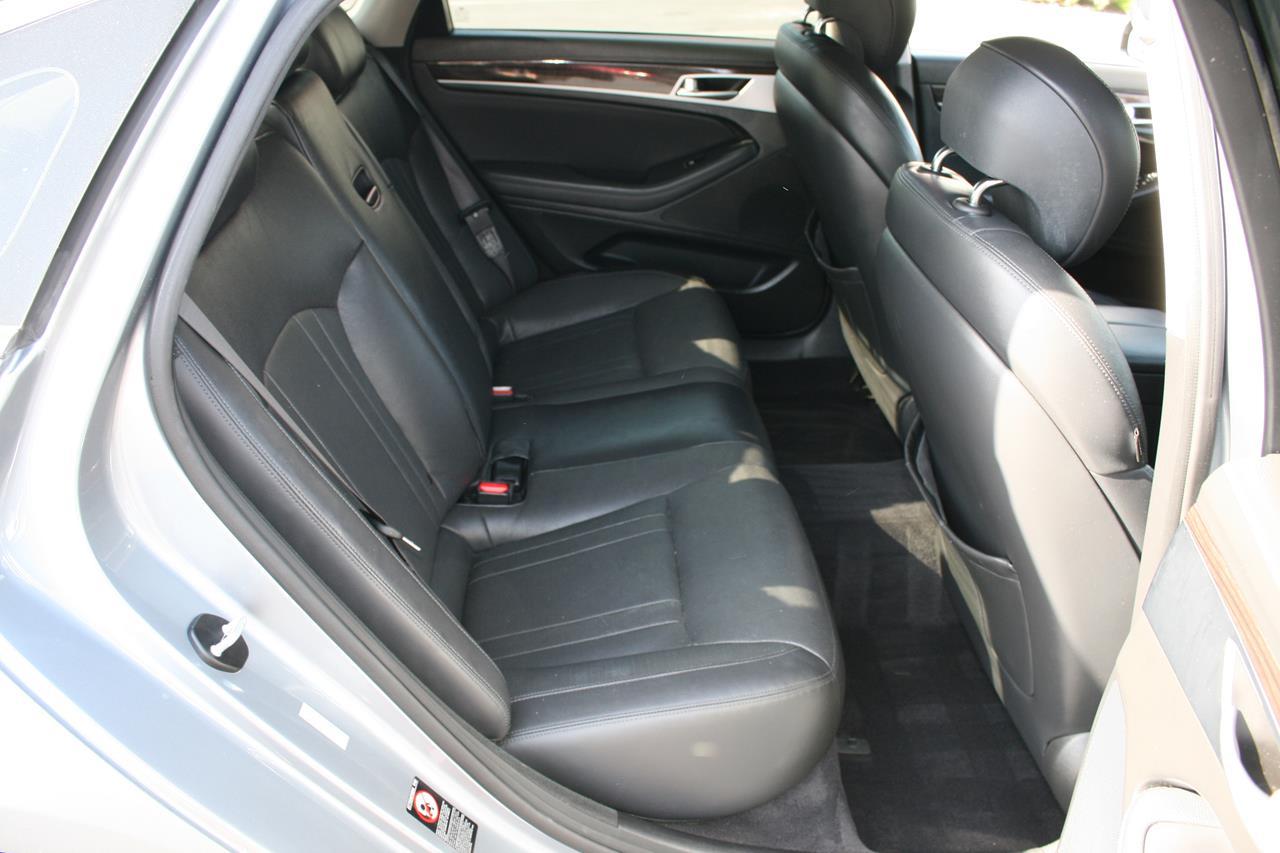 Hyundai Genesis 4dr Sdn V6 3.8L RWD 2016