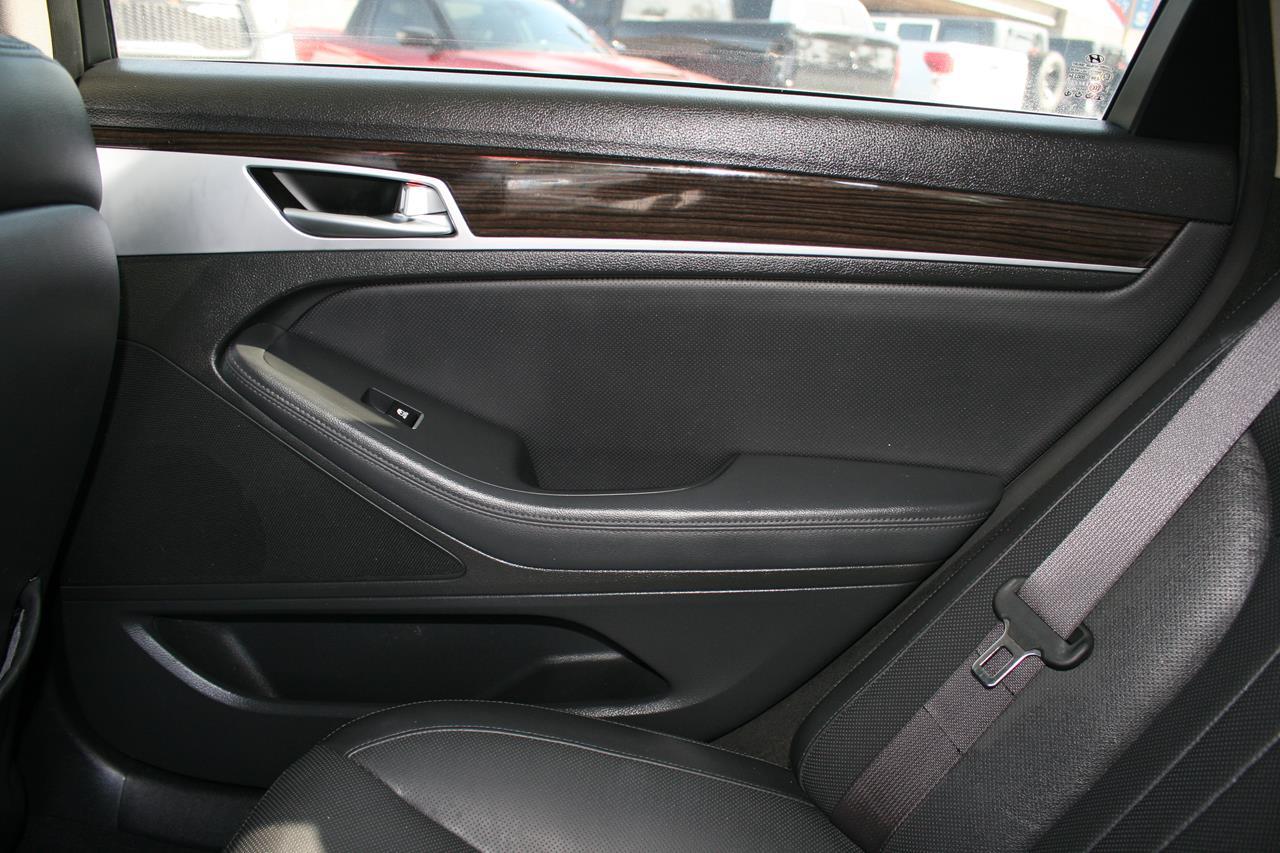 Hyundai Genesis 4dr Sdn V6 3.8L RWD 2016