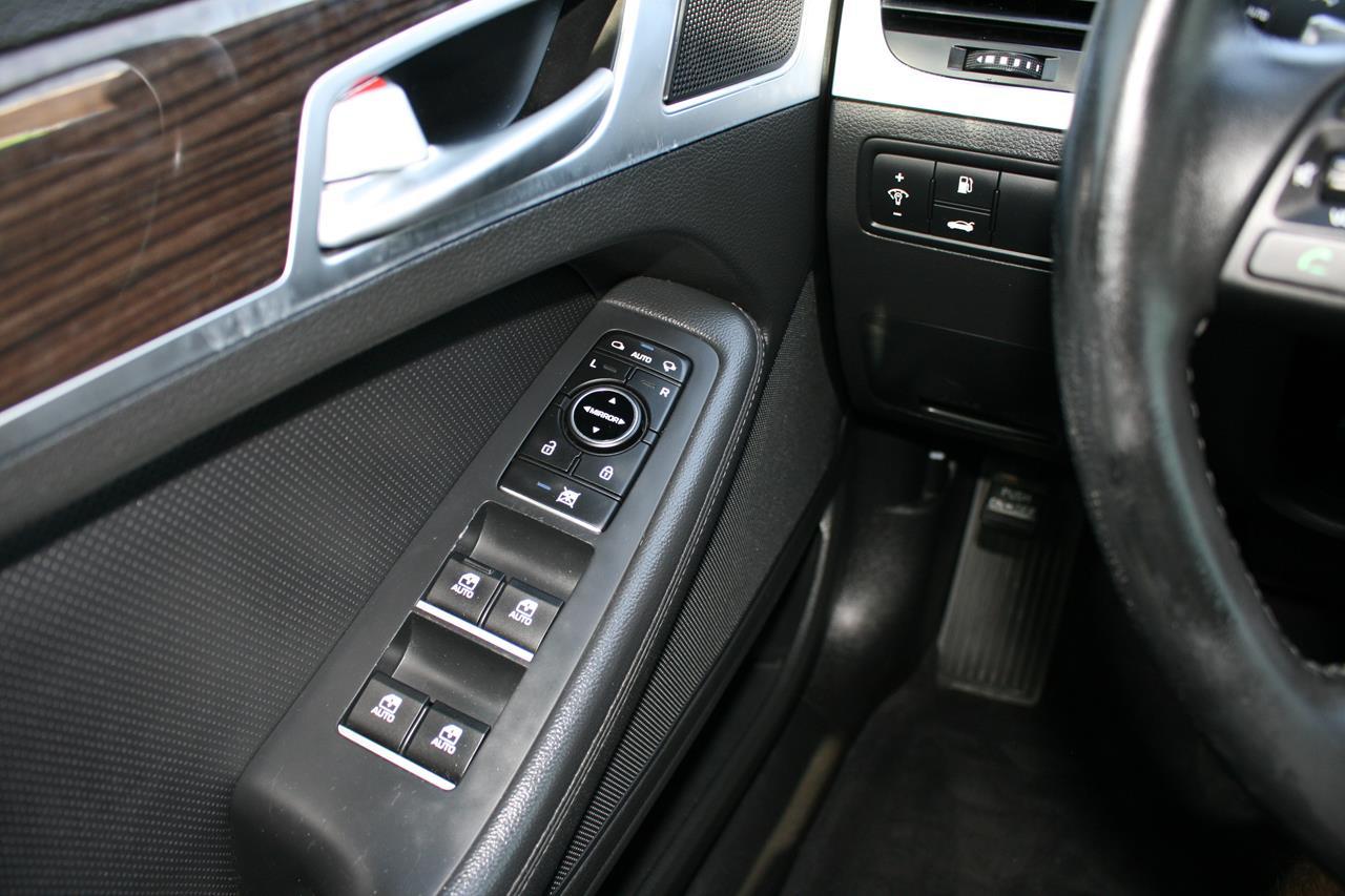 Hyundai Genesis 4dr Sdn V6 3.8L RWD 2016