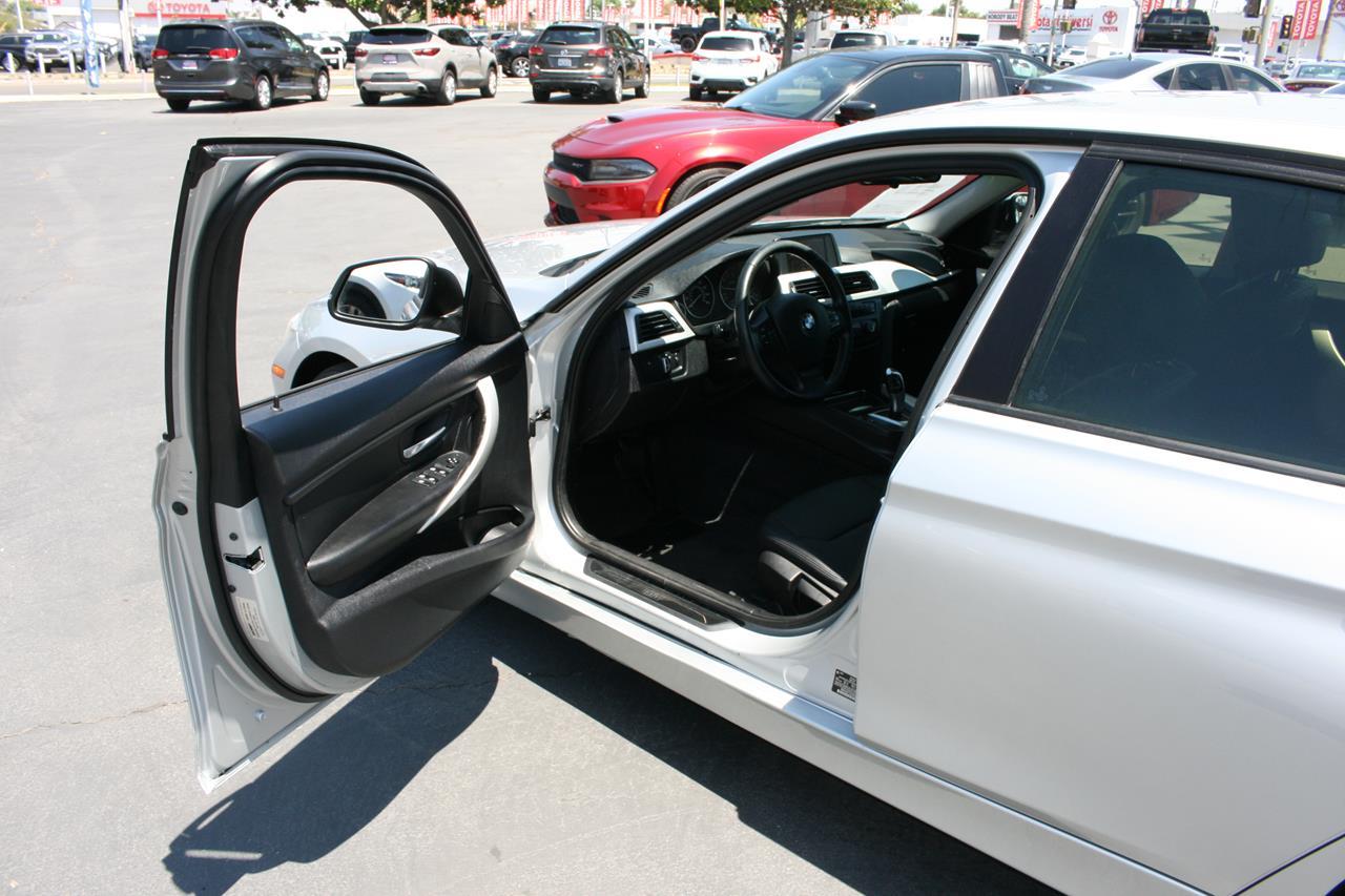 BMW 3 Series 4dr Sdn 320i RWD 2014