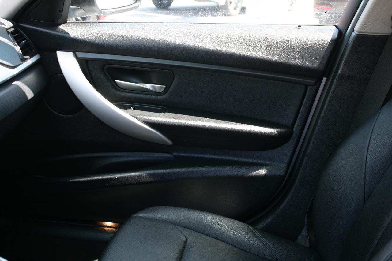 BMW 3 Series 4dr Sdn 320i RWD 2014