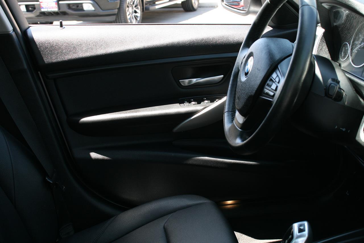 BMW 3 Series 4dr Sdn 320i RWD 2014