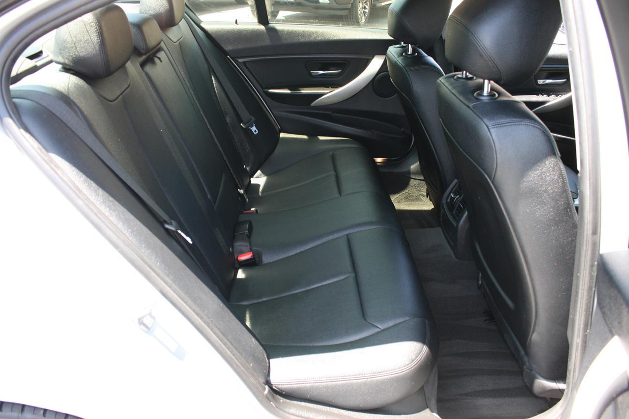 BMW 3 Series 4dr Sdn 320i RWD 2014
