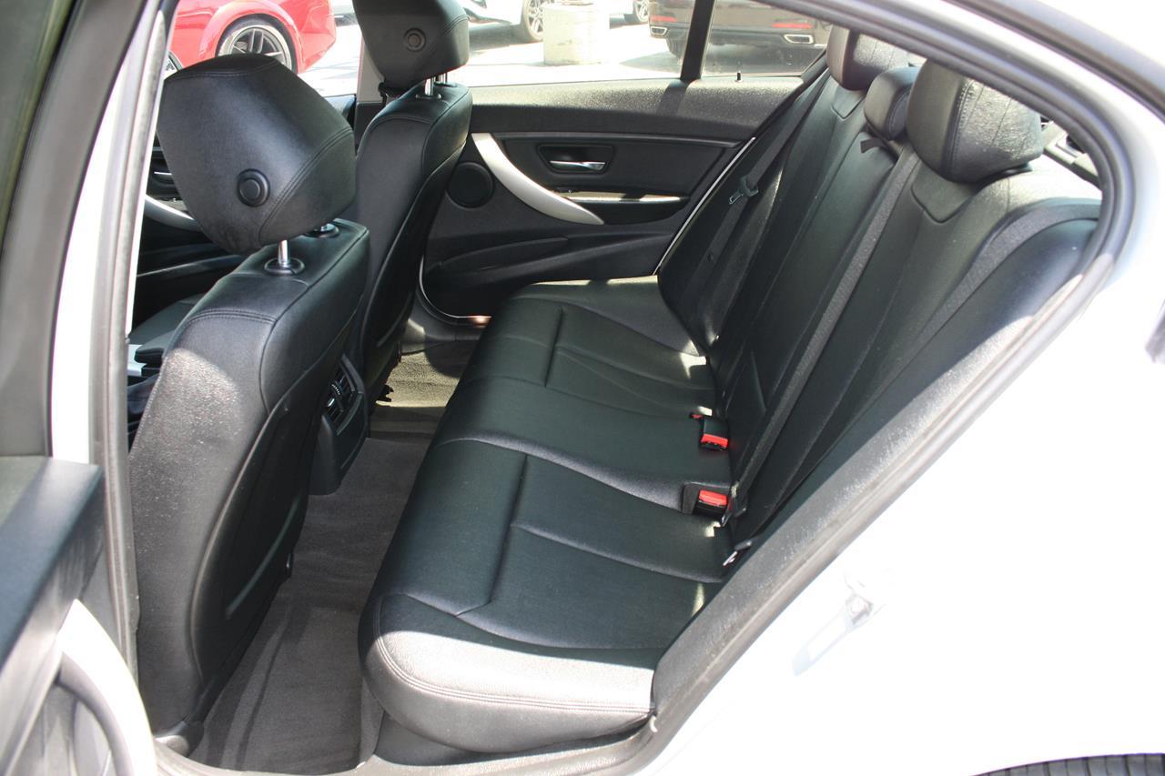 BMW 3 Series 4dr Sdn 320i RWD 2014