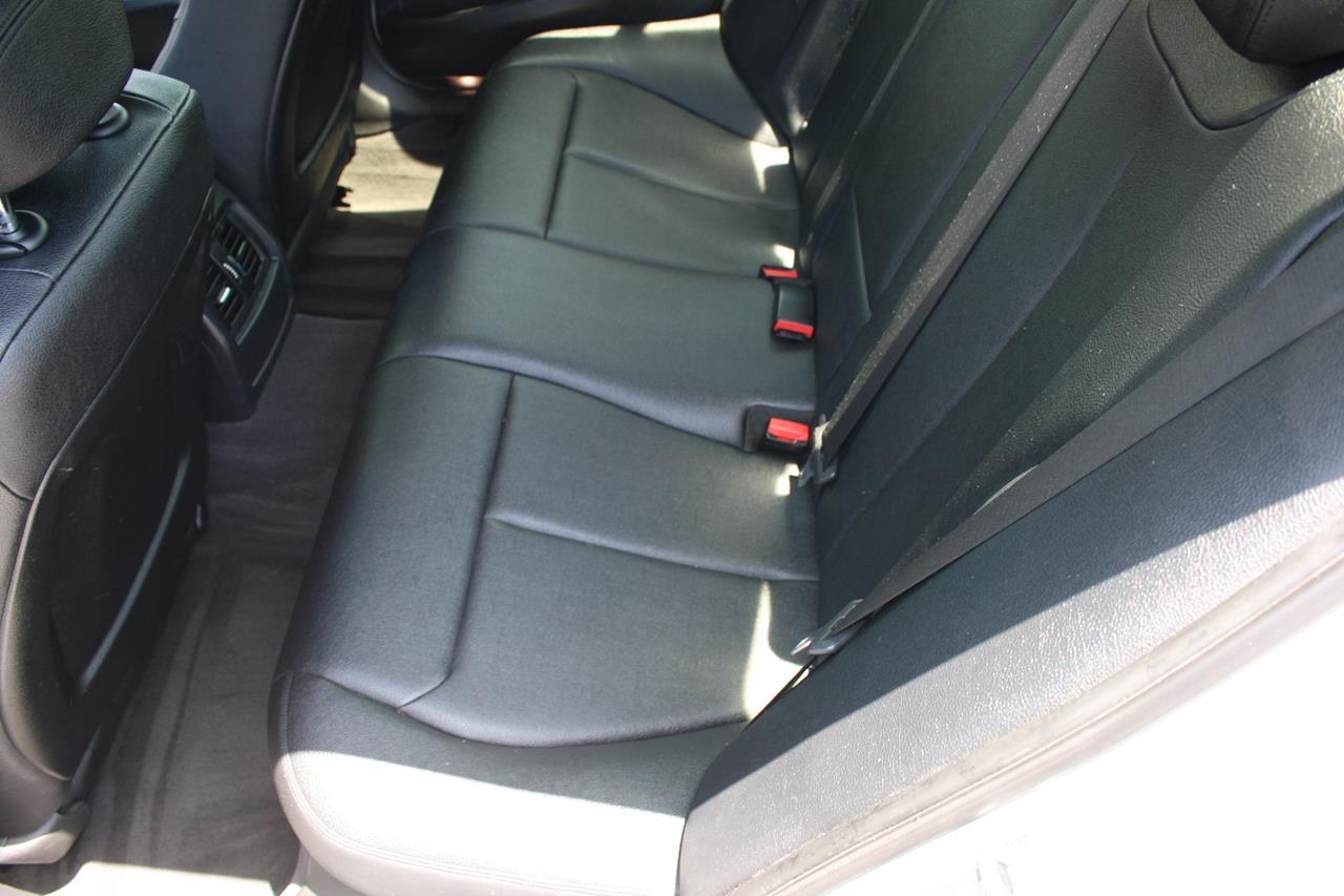 BMW 3 Series 4dr Sdn 320i RWD 2014