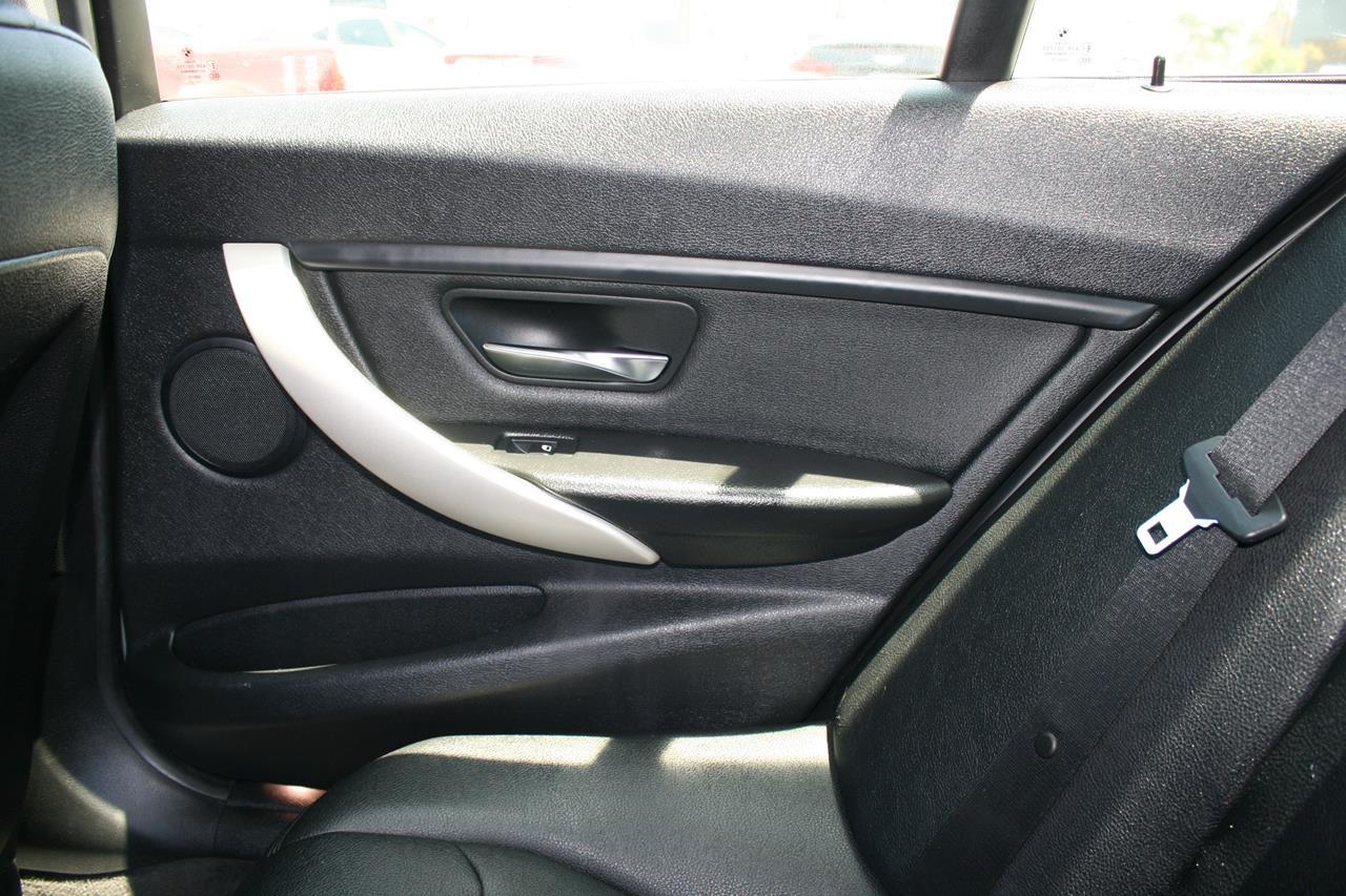 BMW 3 Series 4dr Sdn 320i RWD 2014