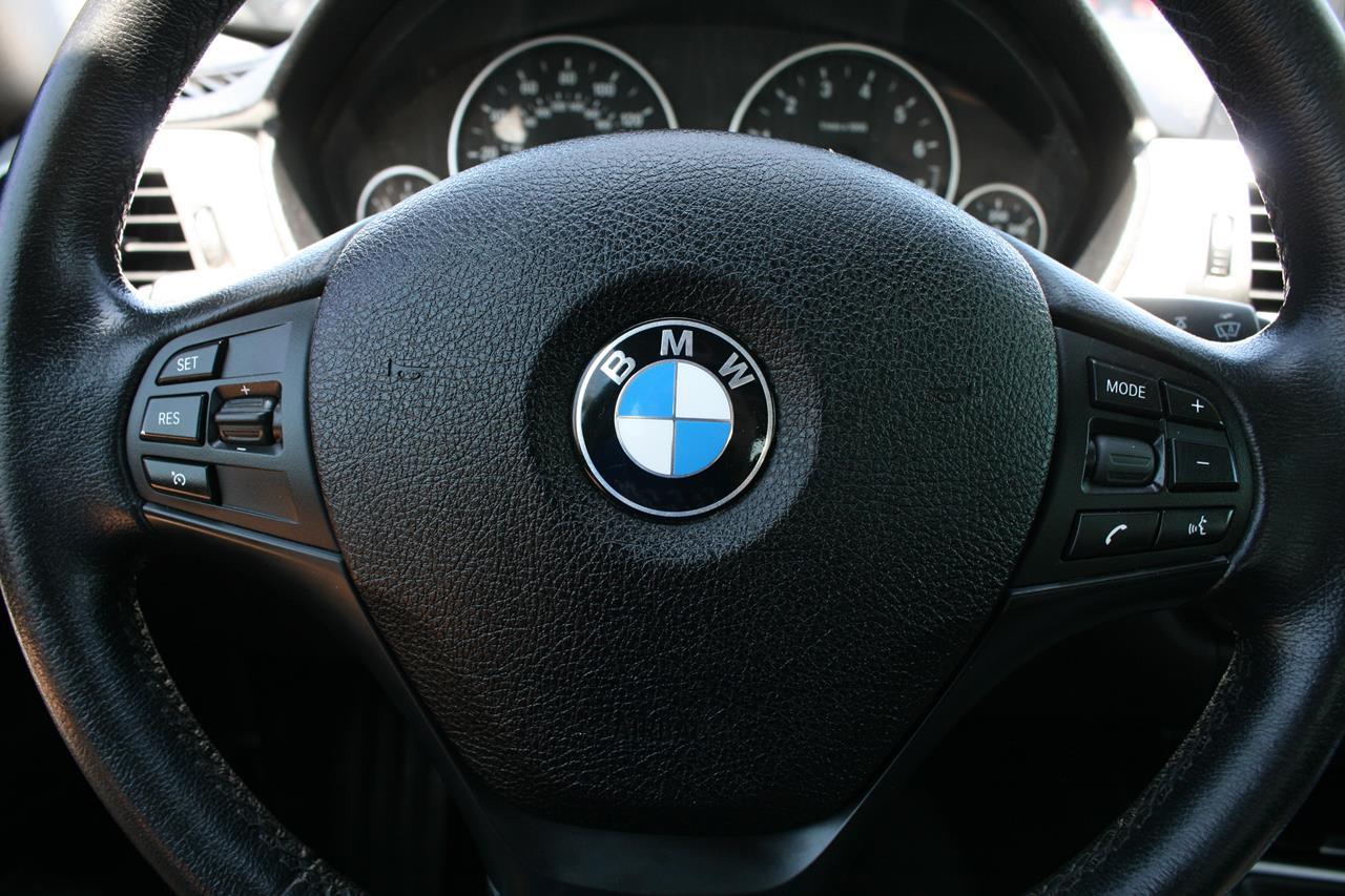 BMW 3 Series 4dr Sdn 320i RWD 2014