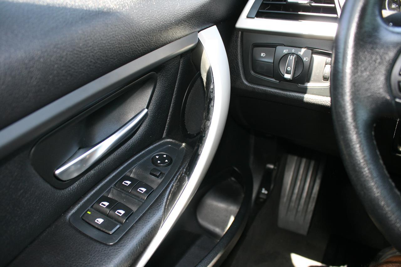 BMW 3 Series 4dr Sdn 320i RWD 2014