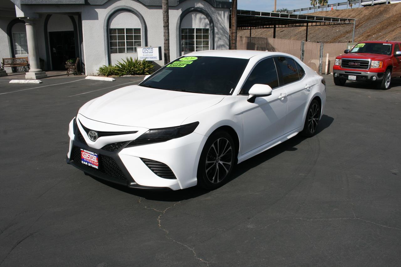 Toyota Camry SE Auto (Natl) 2020
