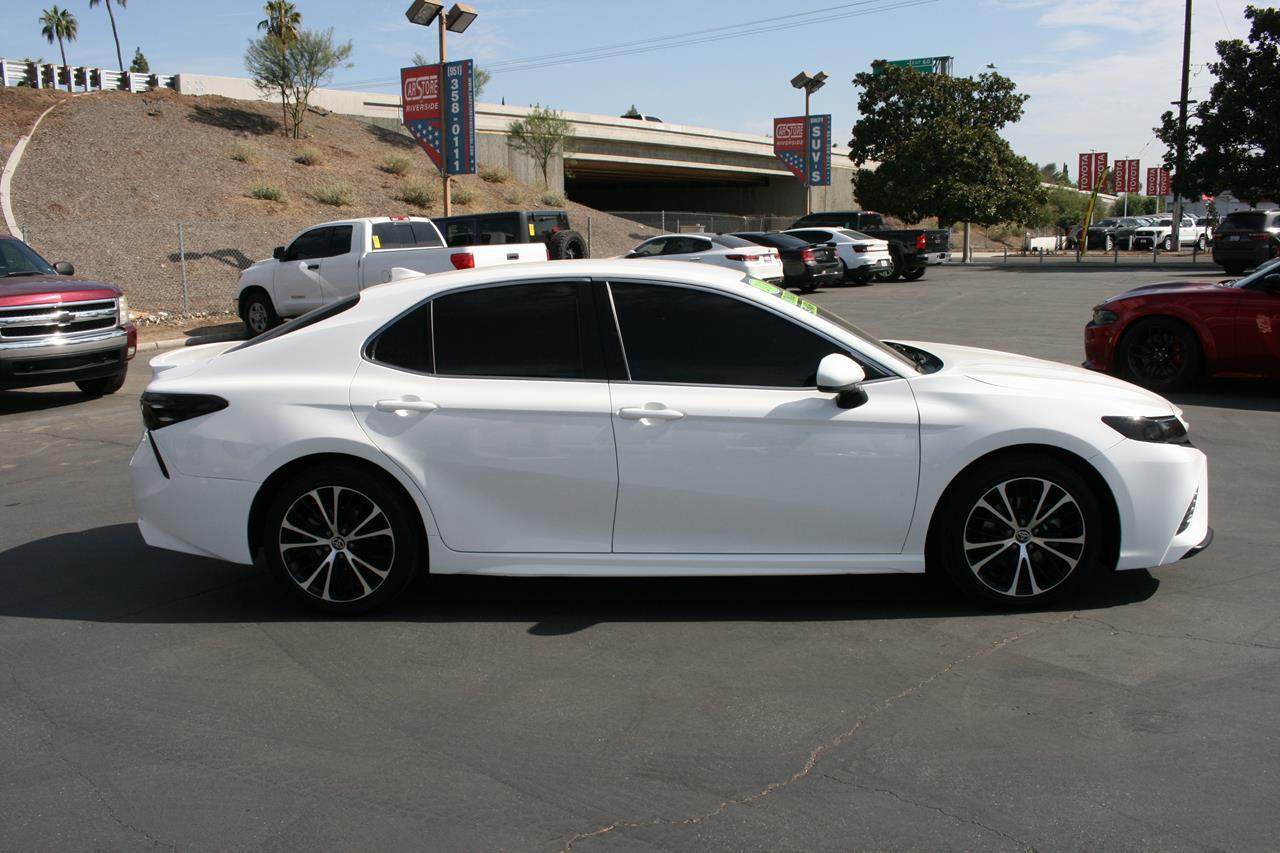 Toyota Camry SE Auto (Natl) 2020