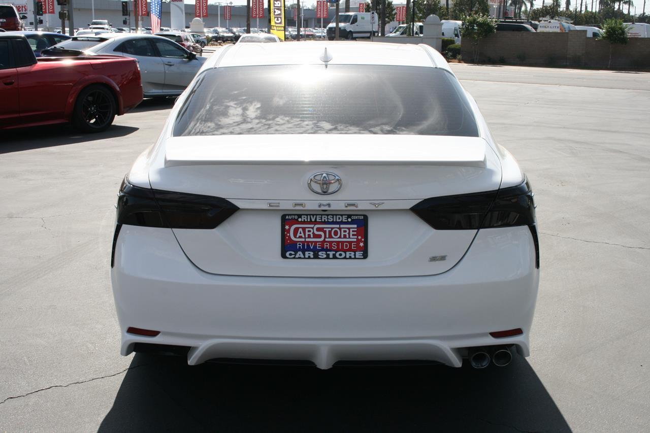 Toyota Camry SE Auto (Natl) 2020