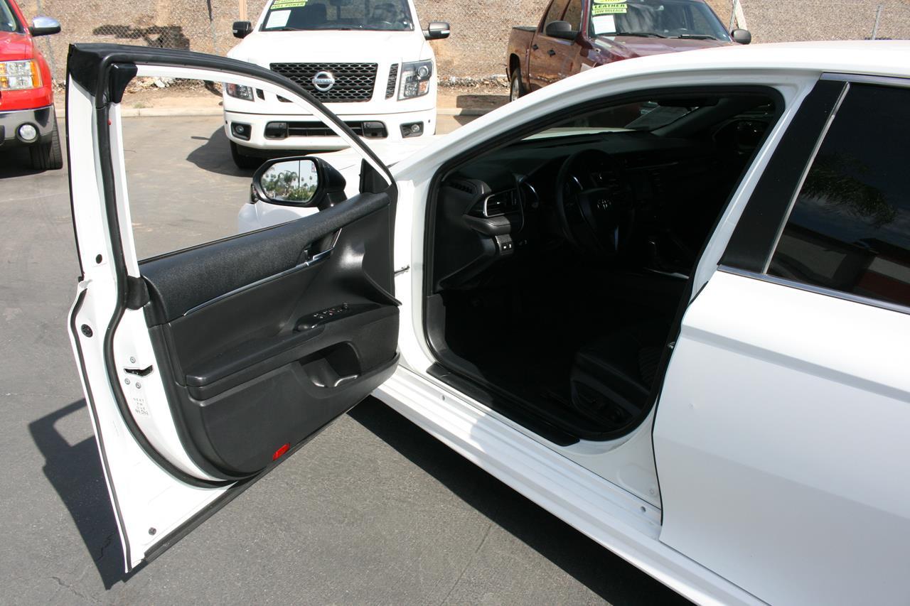 Toyota Camry SE Auto (Natl) 2020