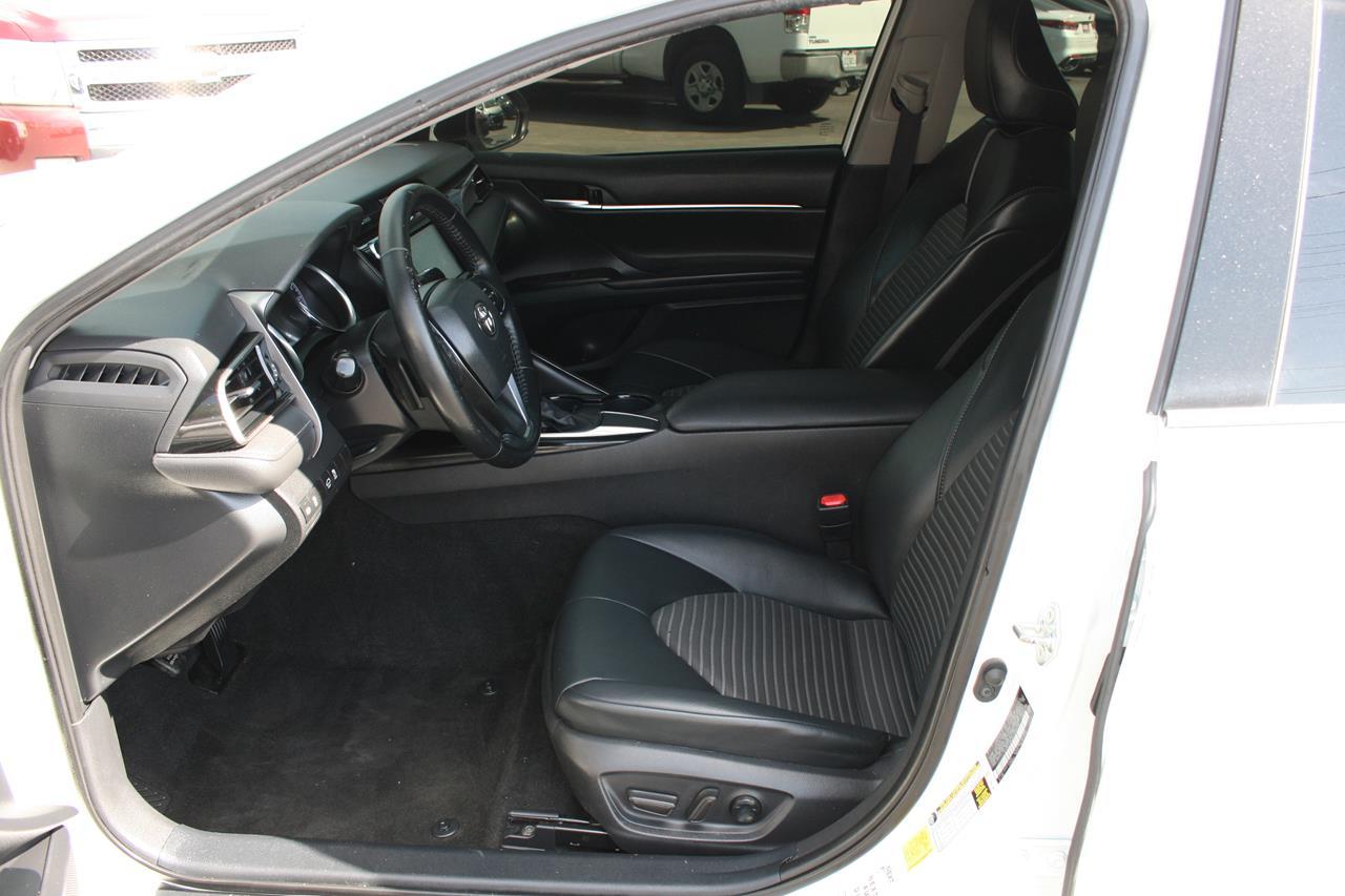 Toyota Camry SE Auto (Natl) 2020