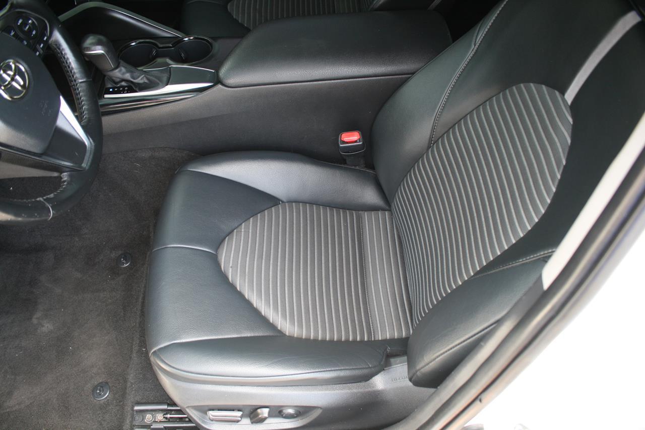 Toyota Camry SE Auto (Natl) 2020