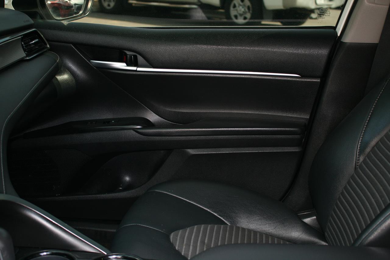 Toyota Camry SE Auto (Natl) 2020