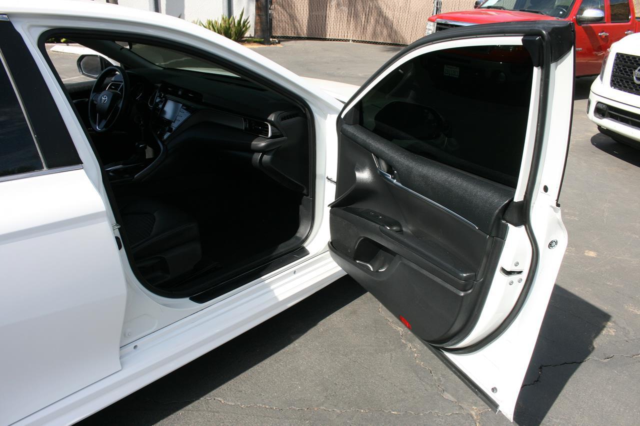 Toyota Camry SE Auto (Natl) 2020