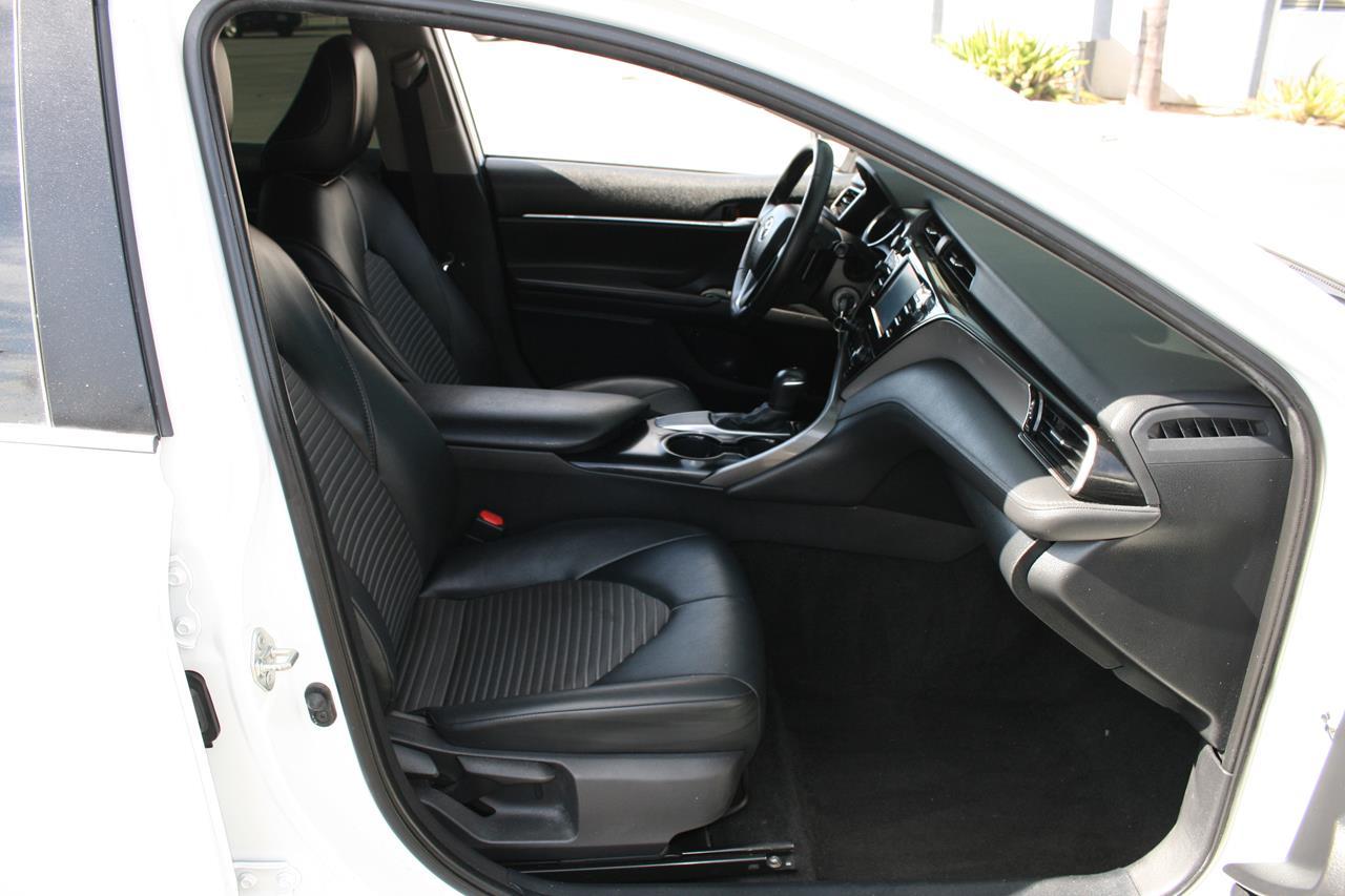 Toyota Camry SE Auto (Natl) 2020