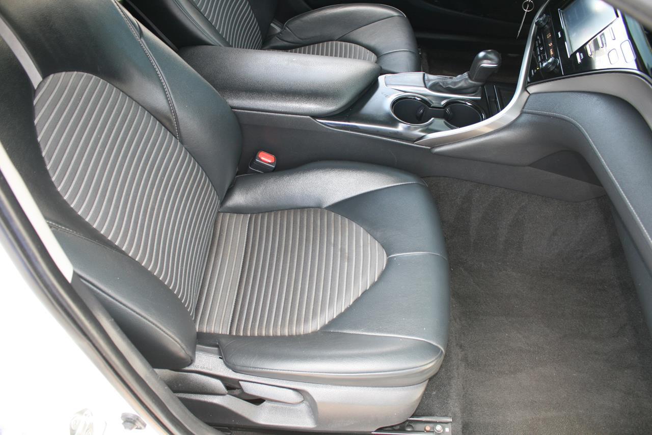Toyota Camry SE Auto (Natl) 2020