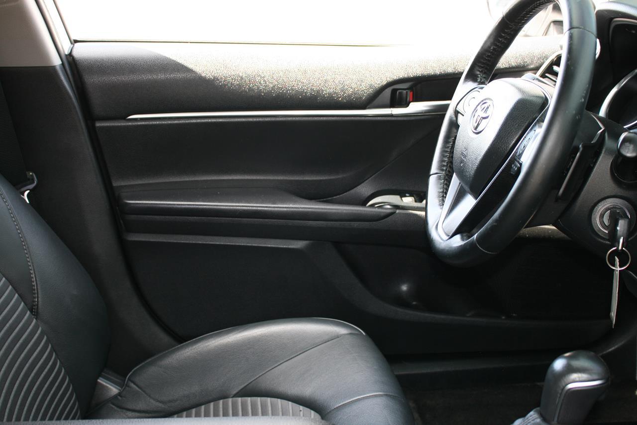 Toyota Camry SE Auto (Natl) 2020