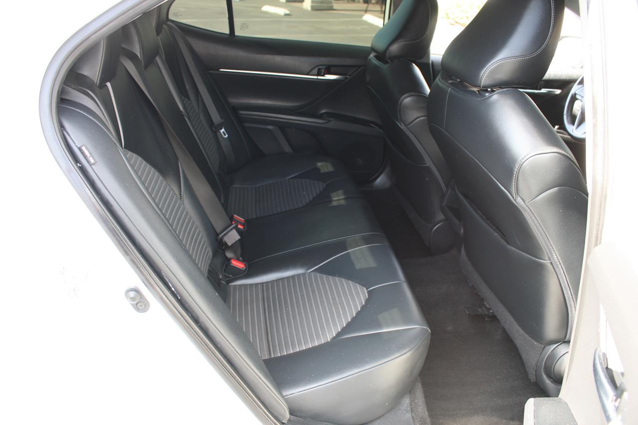 Toyota Camry SE Auto (Natl) 2020