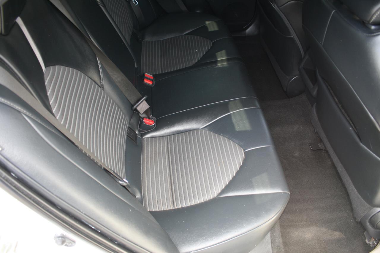 Toyota Camry SE Auto (Natl) 2020