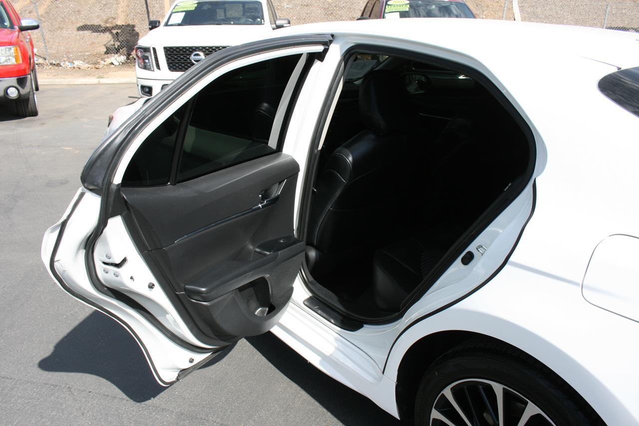 Toyota Camry SE Auto (Natl) 2020