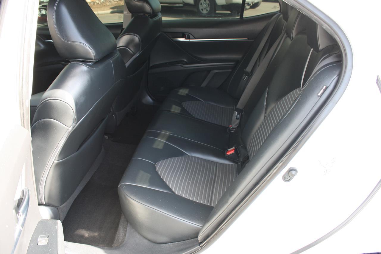 Toyota Camry SE Auto (Natl) 2020