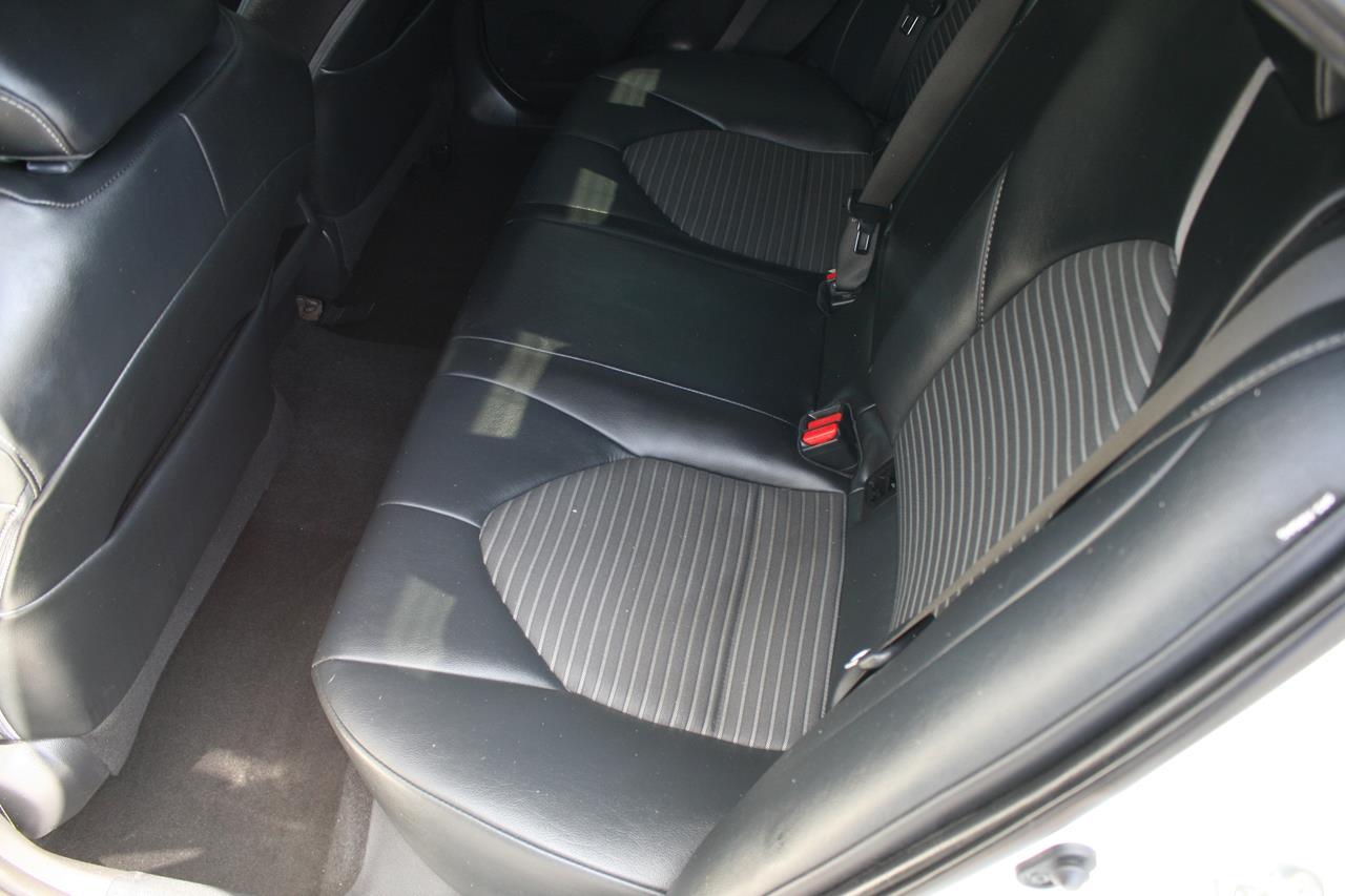 Toyota Camry SE Auto (Natl) 2020