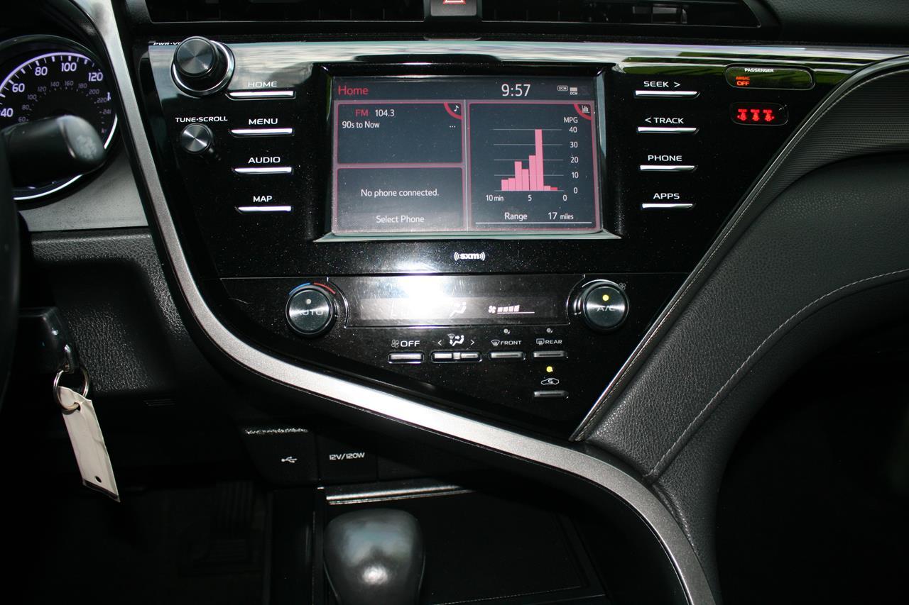 Toyota Camry SE Auto (Natl) 2020