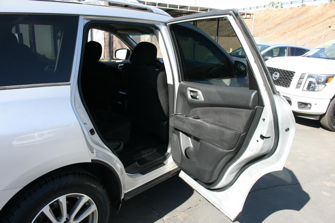 Nissan Pathfinder 2WD 4dr SV 2014