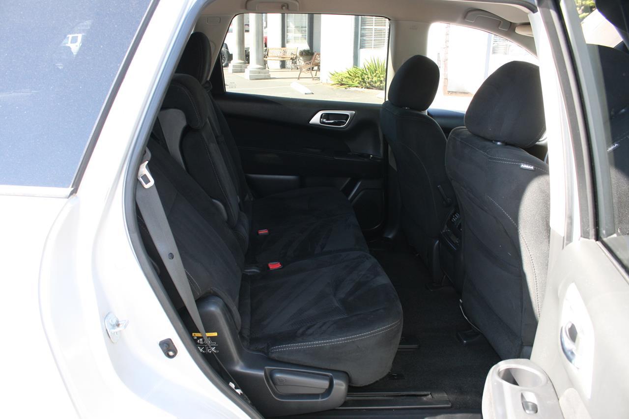 Nissan Pathfinder 2WD 4dr SV 2014