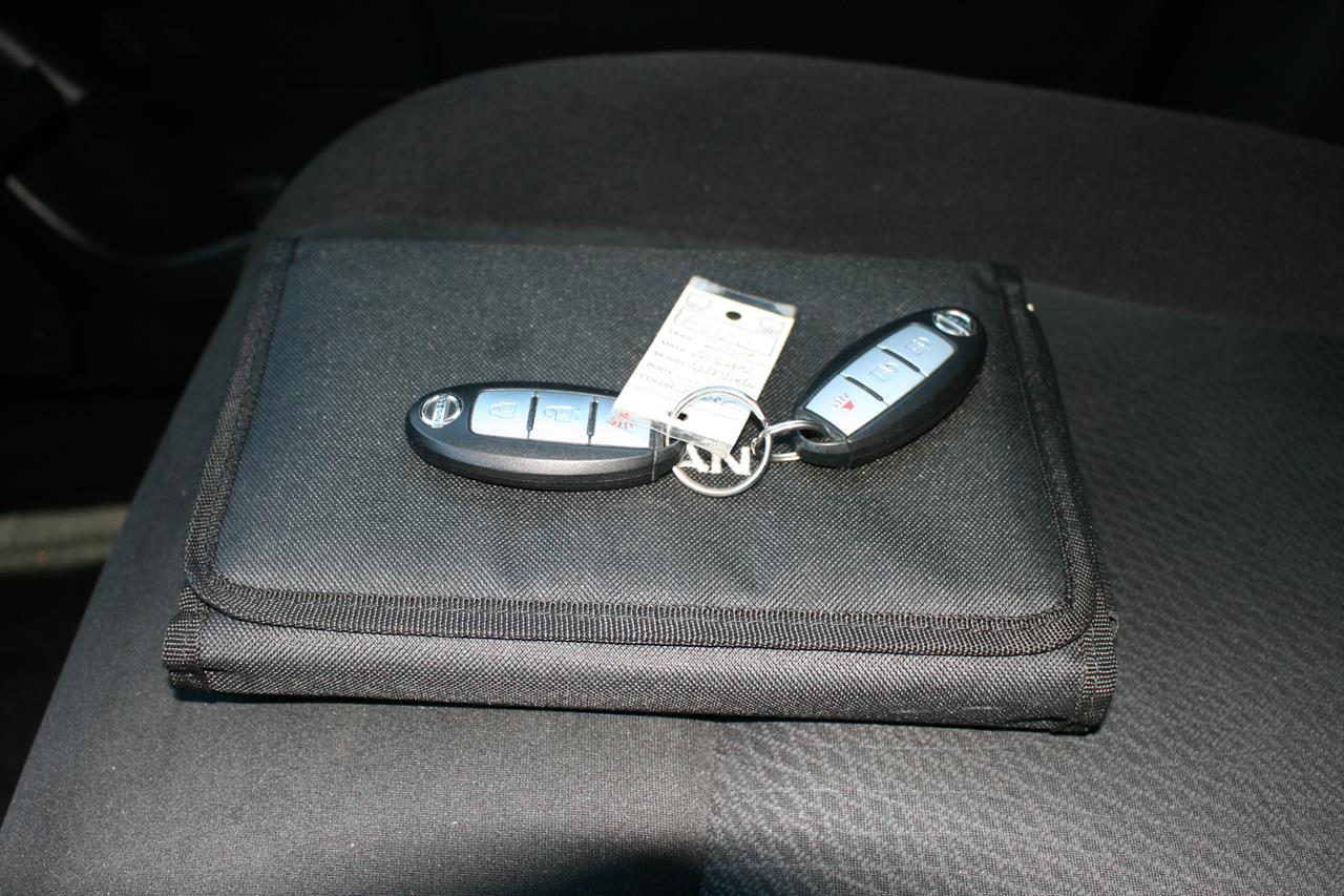 Nissan Pathfinder 2WD 4dr SV 2014
