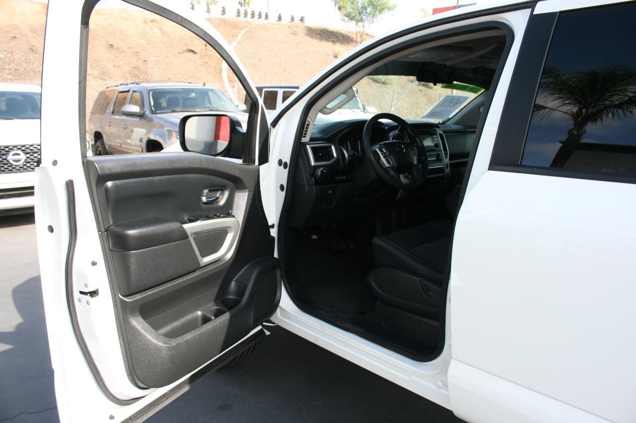 Nissan Titan 4x2 Crew Cab SV 2017