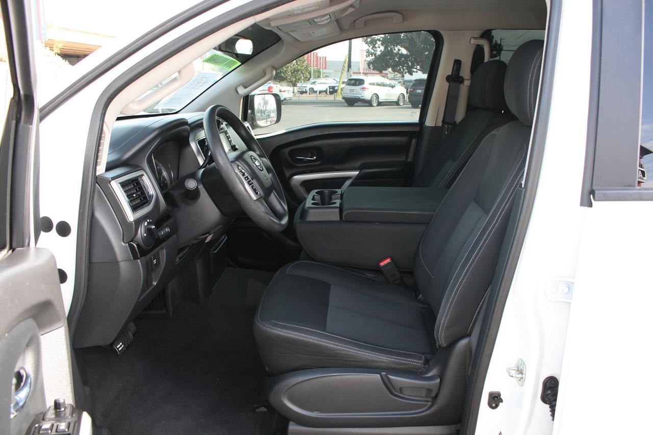 Nissan Titan 4x2 Crew Cab SV 2017