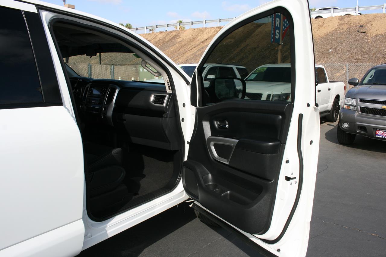 Nissan Titan 4x2 Crew Cab SV 2017