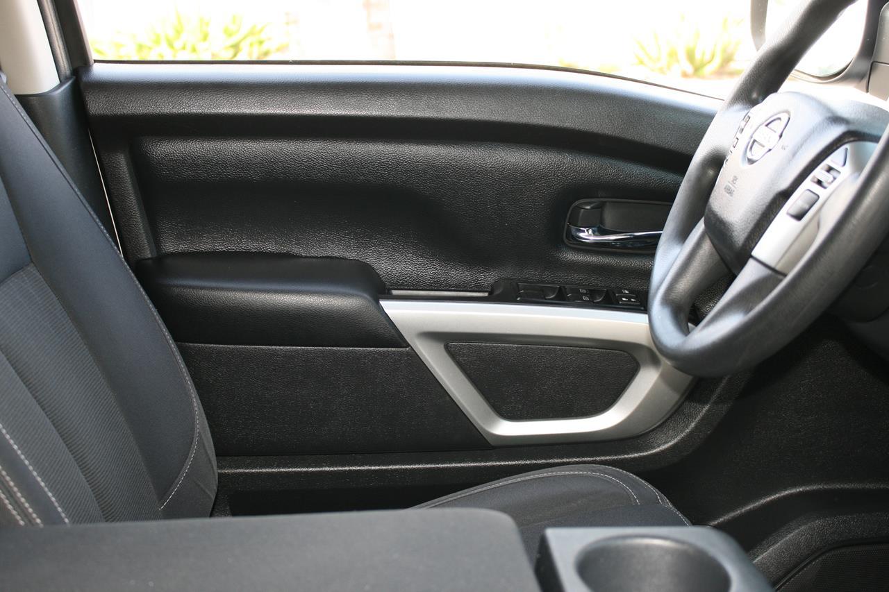 Nissan Titan 4x2 Crew Cab SV 2017