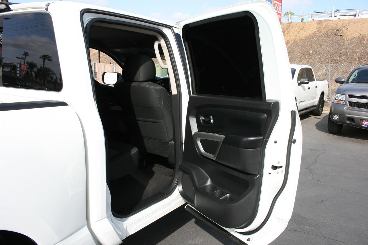 Nissan Titan 4x2 Crew Cab SV 2017