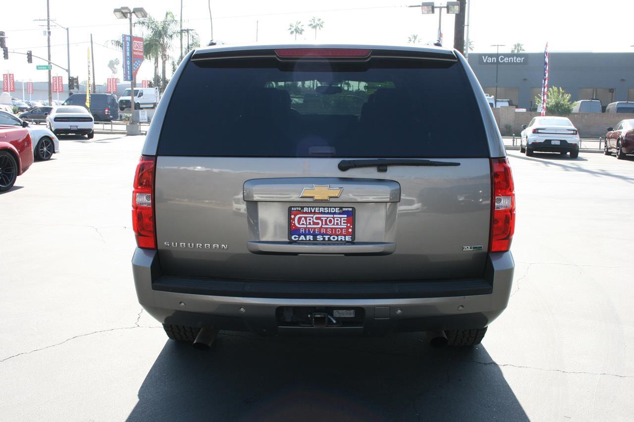 Chevrolet Suburban 4WD 4dr 1500 LT 2012