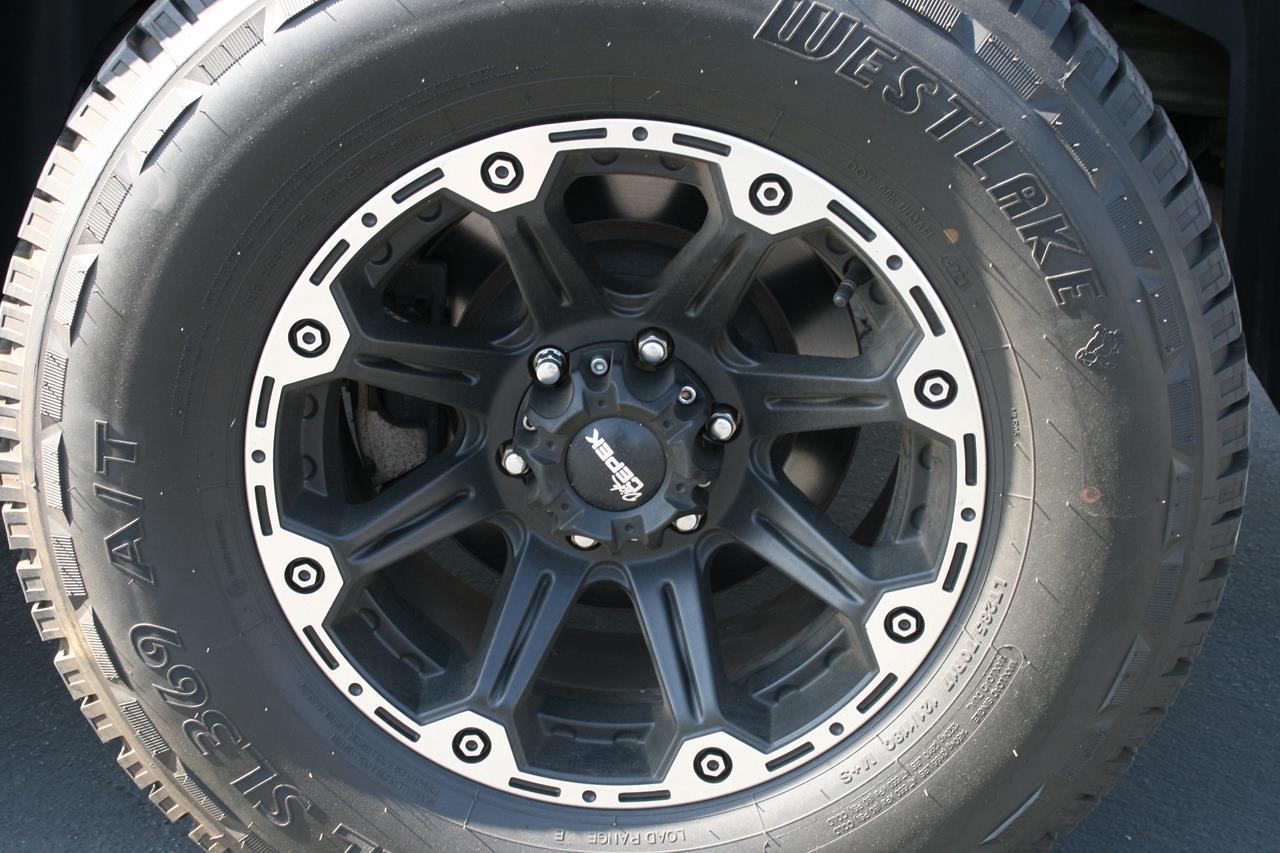 Chevrolet Suburban 4WD 4dr 1500 LT 2012