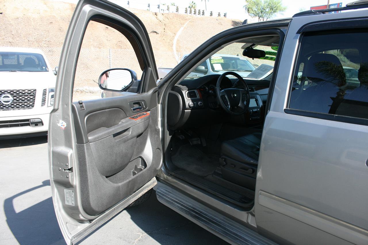 Chevrolet Suburban 4WD 4dr 1500 LT 2012