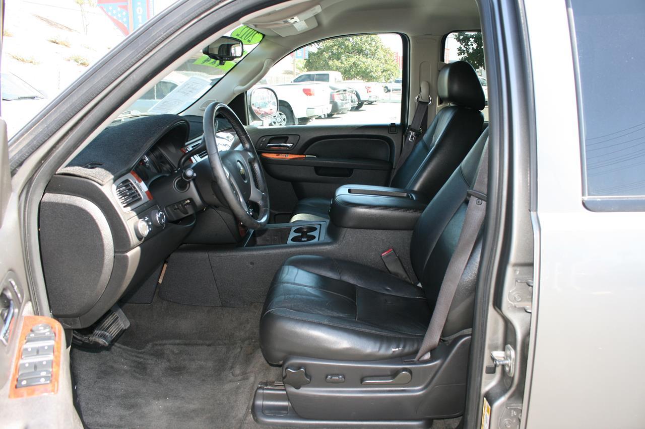 Chevrolet Suburban 4WD 4dr 1500 LT 2012
