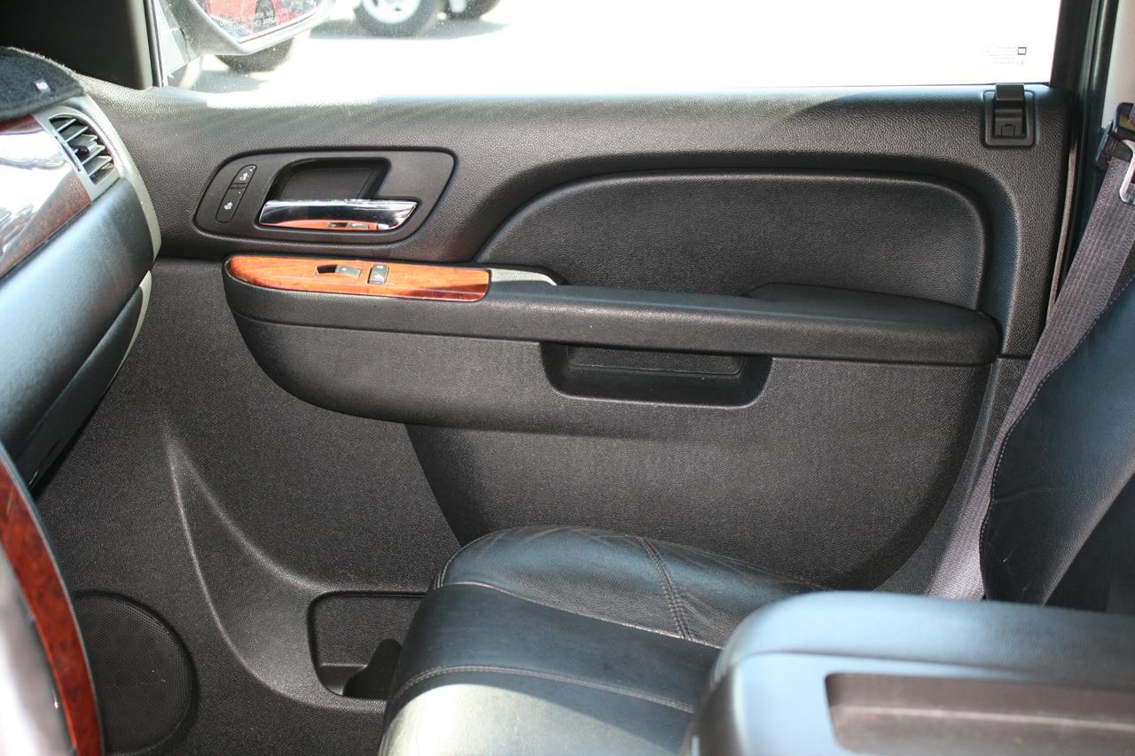 Chevrolet Suburban 4WD 4dr 1500 LT 2012