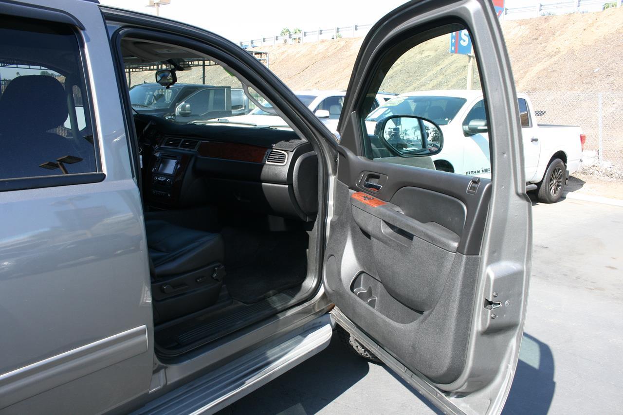 Chevrolet Suburban 4WD 4dr 1500 LT 2012