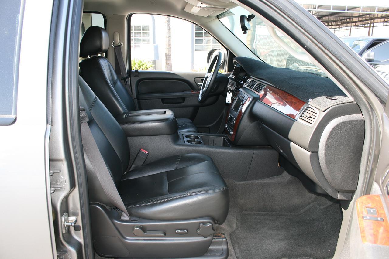 Chevrolet Suburban 4WD 4dr 1500 LT 2012